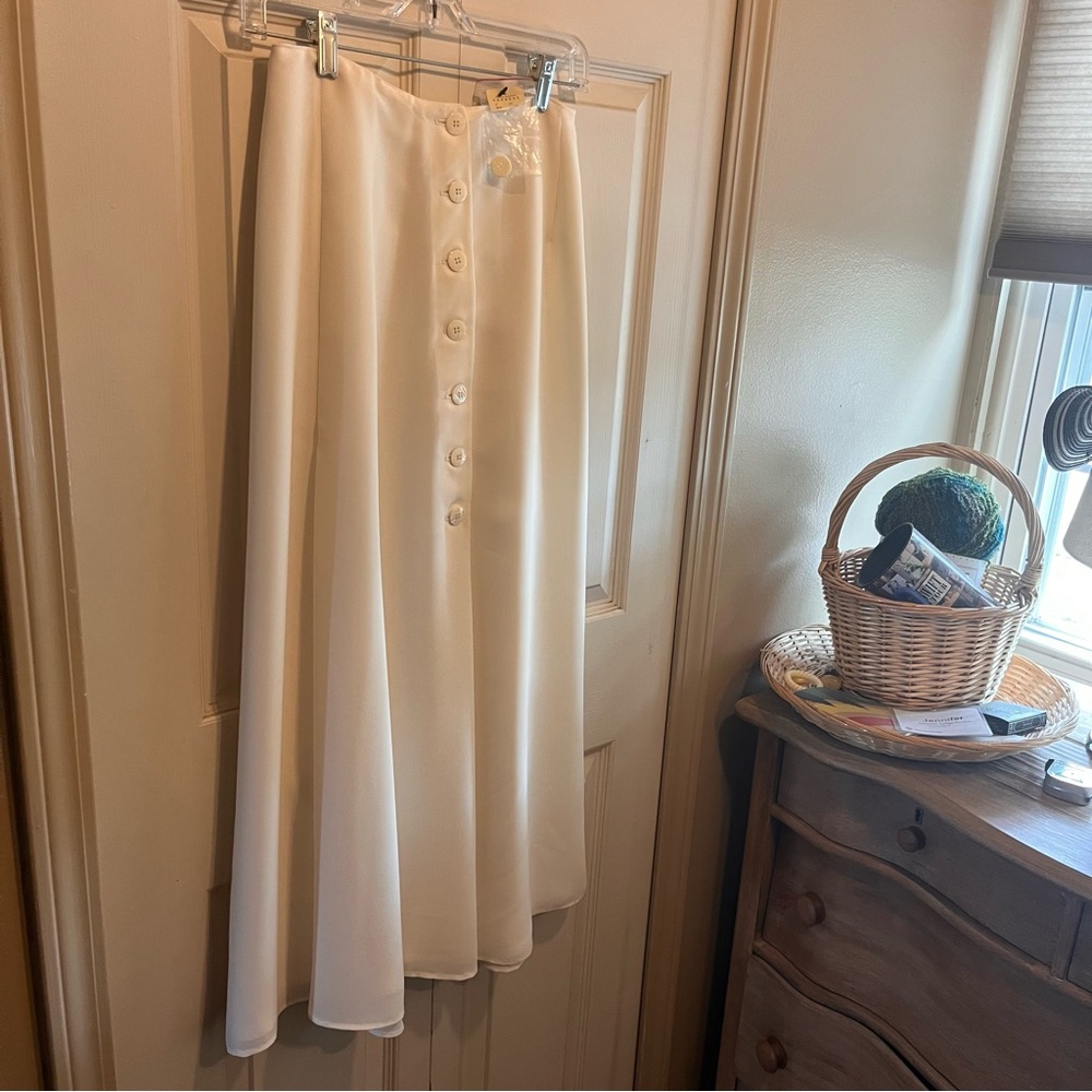 Vintage Express Ivory Button-Front Midi Skirt – Size 9/10 (NWT)